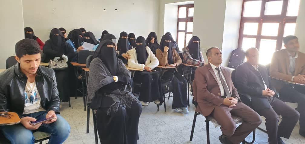 مناقشة خطط  أبحاث التخرج بقسم اللغات والترجمة 